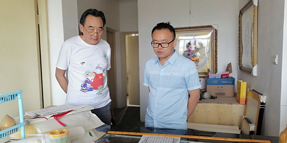 網(wǎng)站照片-20210628-尹天潤與黃言濤交談.jpg